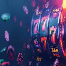Meja French Roulette dengan tata letak taruhan dan dealer langsung di platform pakde toto